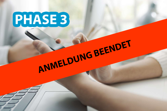 Ansicht von zwei Händen einer Person auf einem Tisch mit einem Laptop. Die eine Hand hält ein Handy, die andere bewegt einen Finger auf dem Handybildschirm. Oben links ist der Schriftzug 'Phase 3' eingeblendet. Im Vordergrund ist zudem ein roten Balken quer über das Bild gelegt mit der Schrift 'Anmeldung beendet'.